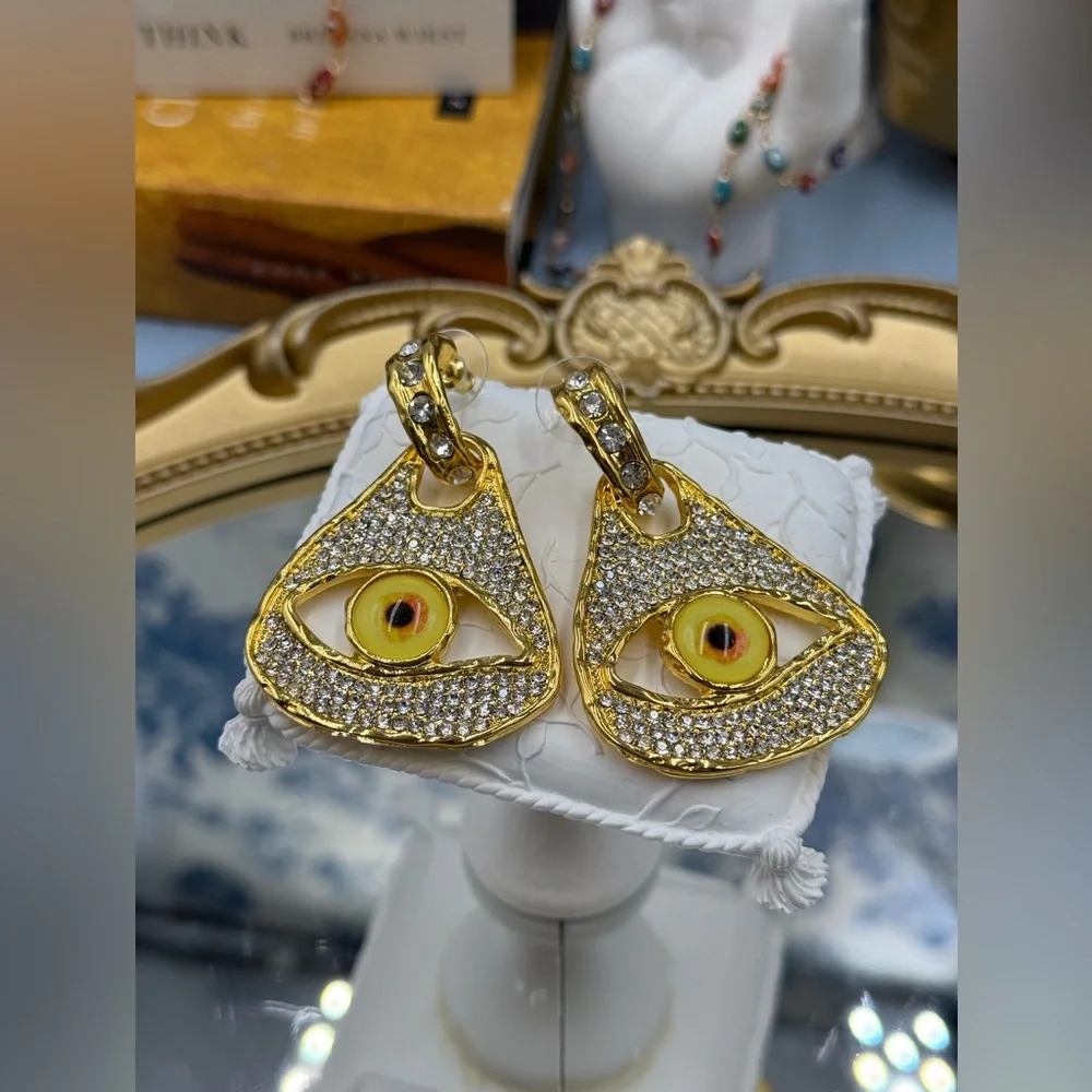 🆕 SCHIAPARELLI for V&A Museum 🧿 Electric Gold Rhinestones Eye Earrings - Picture 12 of 15